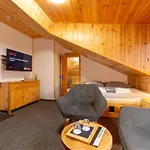 Wellness Koliba 招待所 4*